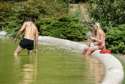 Hitzewelle in Italien: Touristen suchen in Rom Abkühlung in einem Brunnen
