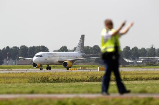 Der Airbus der spanischen Fluggesellschaft Vueling auf dem Amsterdamer Flughafen Schipol