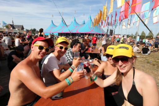 Die Pukkelpop-Gäste stoßen auf das gute Wetter an