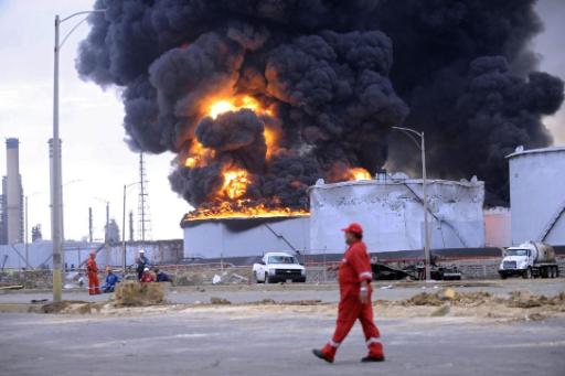 Brand nach Explosion in Venezuelas größter Raffinerie