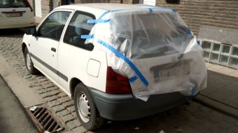 Randaliertes Auto nach Ausschreitungen wegen Polizeikontrolle in Vilvoorde