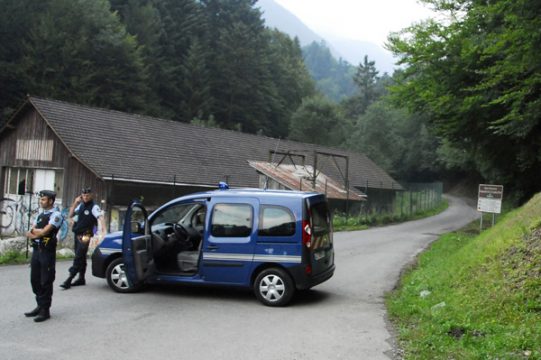 Vierfachmord in den Alpen: Polizisten sperren die Straße zum Tatort in der Nähe des Sees von Annecy