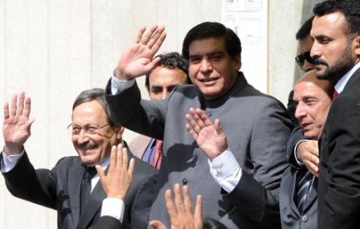 Pakistans Premierminister Raja Pervez Ashraf (M.)