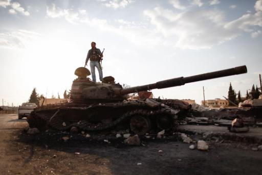 Syrischer Aktivist posiert auf einem Armee-Panzer in Azaz, 50 Kilometer nördlich von Aleppo