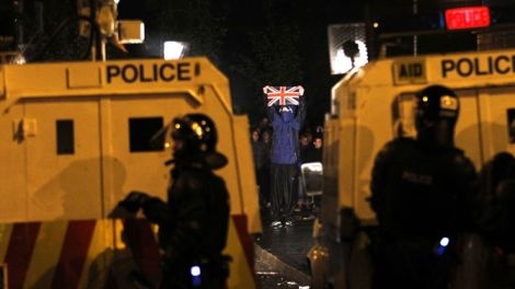 Zweite Nacht in Folge Krawalle mit verletzten Polizisten in Belfast