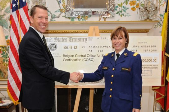 Scheckübergabe: Russel Benson und Catherine De Bolle