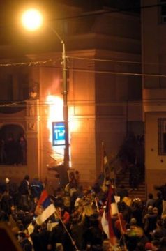 Brandanschlag auf US-Botschaft in Belgrad (Bild vom 21. Februar 2008)