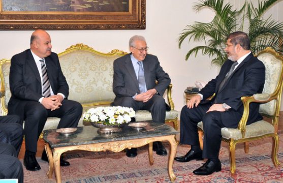 Syrien-Vermittler Lakhdar Brahimi mit Ägyptens Präsident Mohammed Mursi (rechts) und Vizepräsident Mahamud Miki (links)