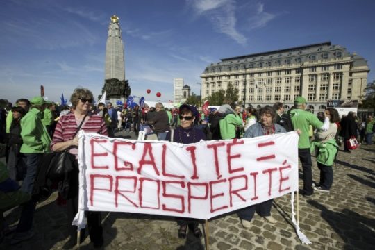 Kundgebung gegen wachsende Armut vor dem Brüsseler Justizpalast