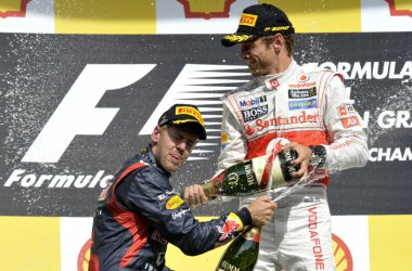 Jenson Button mit Start-Ziel-Sieg, Vettel fährt von zehn auf zwei