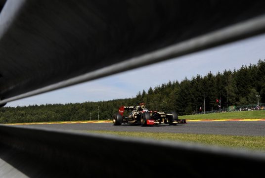 Kimi Räikkönen fährt in Francorchamps auf Platz drei - Bild: John Thys (afp)