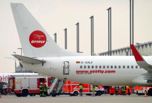 Rettungskräfte kümmern sich um die Boeing 737 der Fluggesellschaft XL Airways