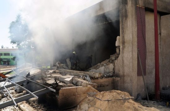 Ein zum Teil zerstörtes Militärgebäude nach einem Bombenanschlag in Damaskus (25.9.)