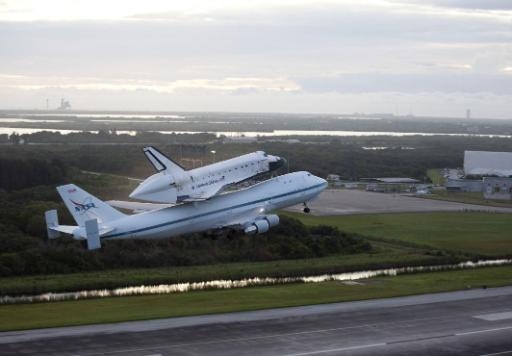 Die Raumfähre "Endeavour" auf dem Rücken einer umgebauten Boeing 747