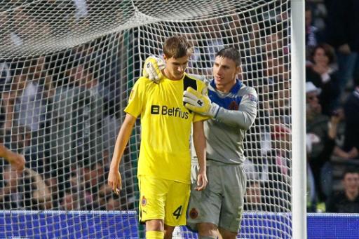 Torwart Bojan Jorgacevic versucht, Bjorn Engels nach dessen Eigentor zu trösten