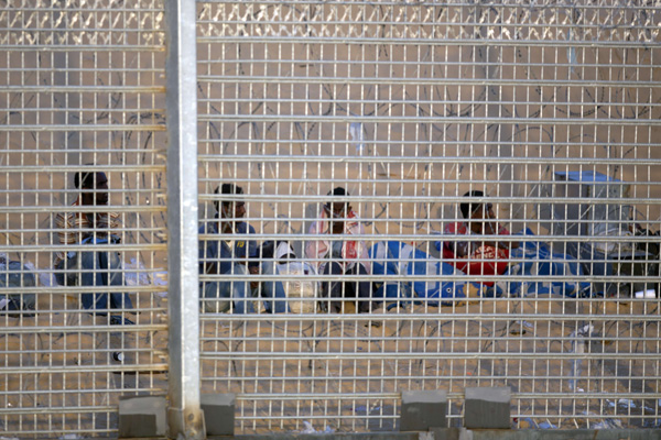Gefangen zwischen Grenzzaun und Sperranlage: Flüchtlinge aus Eritrea sitzen an der ägyptisch-israelischen Grenze fest