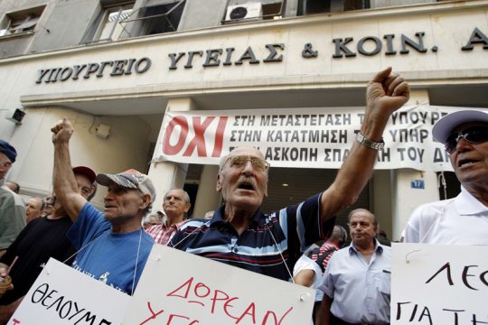 Aufgebrachte Rentner stürmen Gesundheitsministerium in Athen