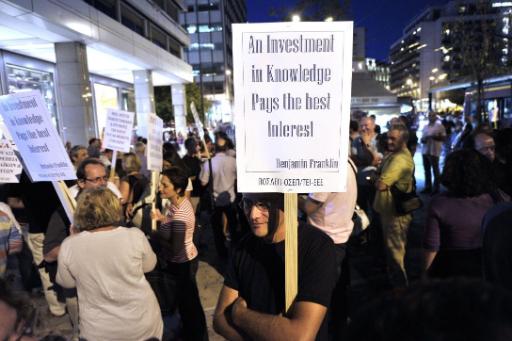 Streikende Uniprofessoren vor dem Parlament in Athen
