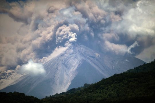 Vulkan Fuego in Guatemala speit Asche