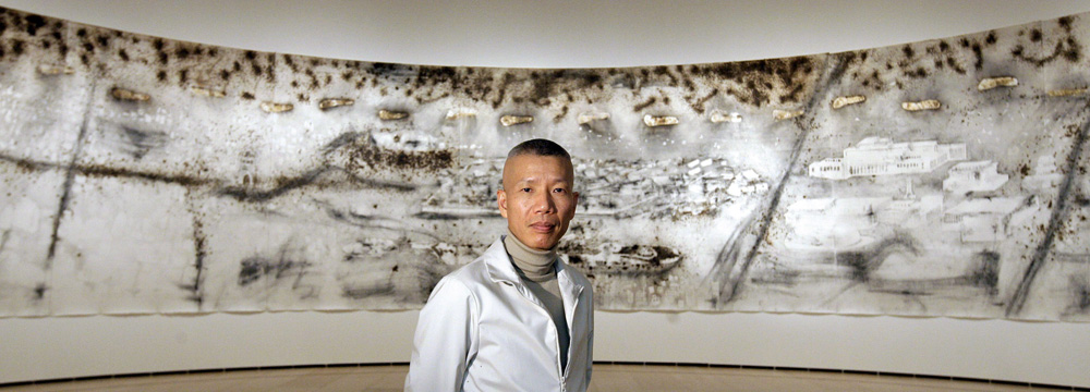 Cai Guo-Qiang mit seinem Werk "Drawing for Traces of History" (2008) im Guggenheim-Bilbao Museum, März 2009