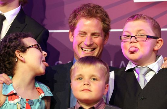 Preisverleihung für schwerkranke Kinder: Prinz Harry mit Rose Whittle (9), Alex Logan (5) und Mathew Merritt (9)