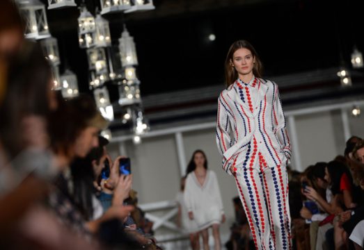 Blau-weiß-rote Streifen bei Tommy Hilfiger