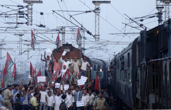 Indische Demonstranten blockieren Schienen in Allahabad