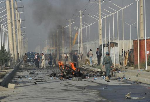 Polizisten untersuchen den Ort des Selbstmordanschlags in Kabul