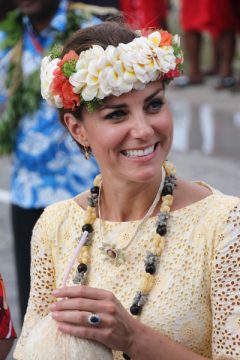 Kate mit Blumenkranz auf Tuvalu