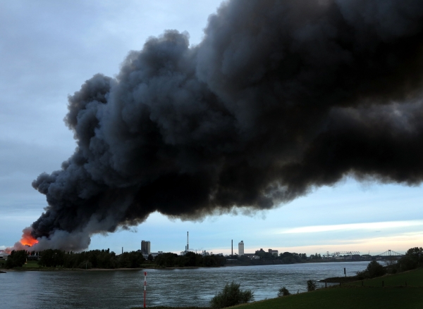 Brand in Düngemittelfabrik in Krefeld - Schwarze Rauchwolke über dem Rhein