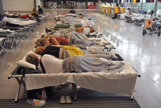 Flugbegleiter-Streik: Passagiere übernachten im Franz-Josef-Strauss-Flughafen München