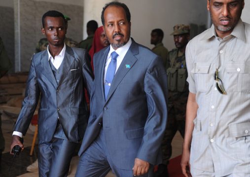 Somalias Präsident entgeht Anschlag: Hassan Sheikh Mahmud vor dem Hotel in Mogadischu