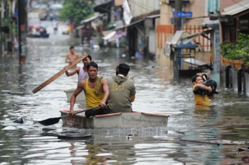 Eeneut überflutete Straßen in Manila
