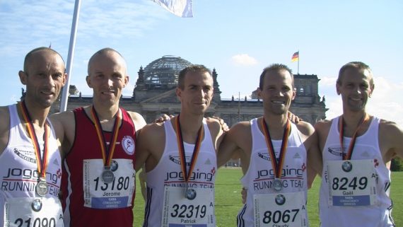 Marathon-Männer: Dominique Noël, Jérôme Hilger Schütz, Patrick Dortu, Claudy Debougnoux und Gaël Dethier in Berlin (Archivbild: BRF)