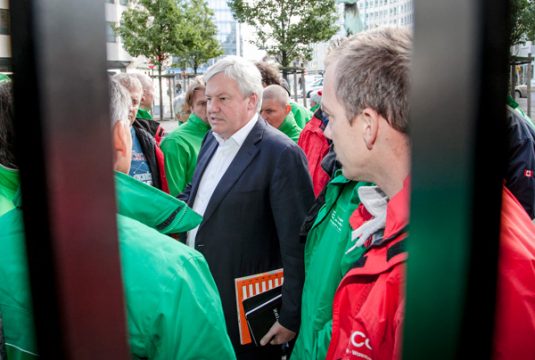 Minister Marcourt mit Gewerkschaftsvertretern in Lüttich