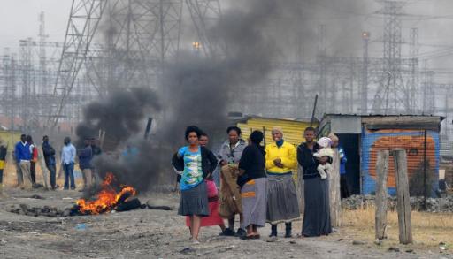 Streikende Minenarbeiter vor der Platingrube Marikana