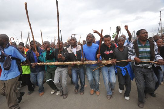Streikende Arbeiter vor der Marikana-Mine