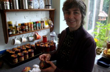 Karin Heukemes kocht Marmelade aus Leidenschaft - Etikettieren
