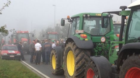 Milchbauern protestieren vor Milcobel in Langemark