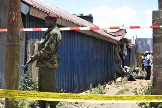 Granatenangriff auf Kirche in Nairobi - Polizist hält Wache