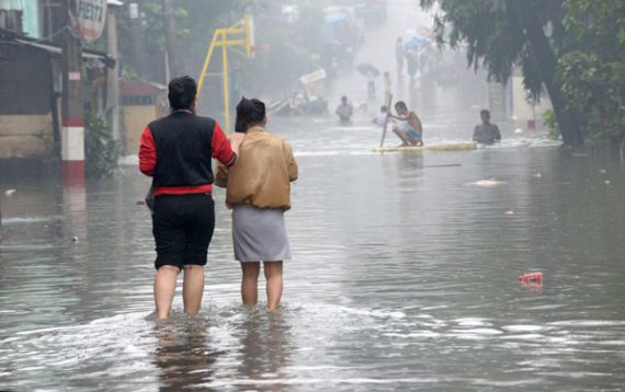 Nach Taifun "Sanba": Überschwemmte Straße in Manila (15.9.)