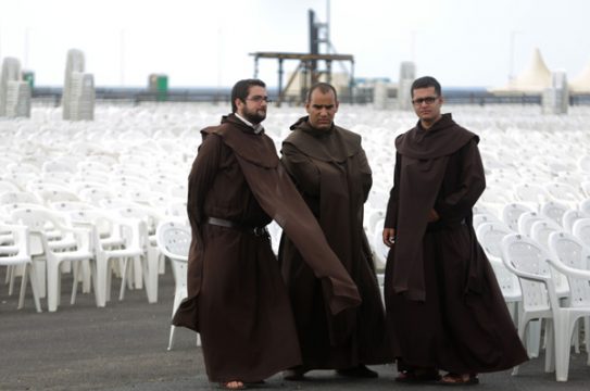 Franziskanermönche am Strand von Beirut: Hier wird Papst Benedikt die Messe zelebrieren
