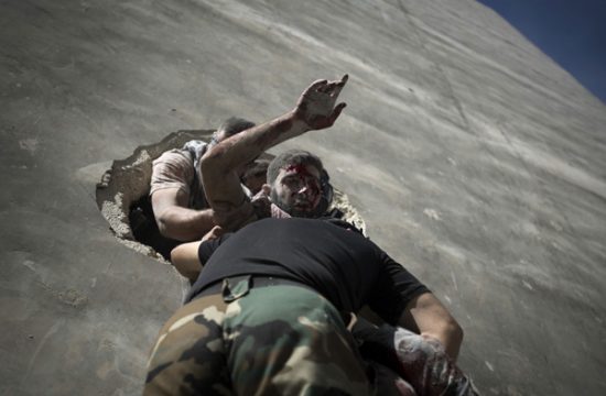 Verwundeter Rebell wird aus einem Haus transportiert (Aleppo, 26.9.)