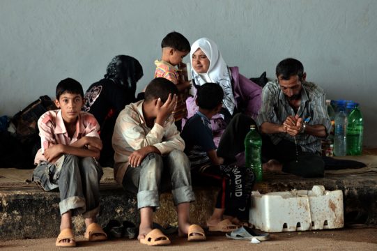 Syrische Flüchtlingsfamilie harrt an der Grenze zur Türkei aus