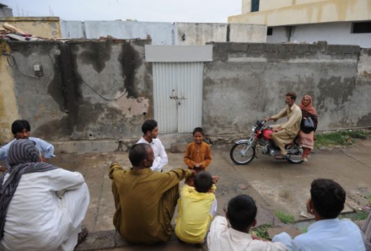 Nachbarn vor Rimshas Haus, 22. August