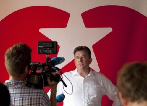 Emile Roemer vor dem Tomaten-Logo