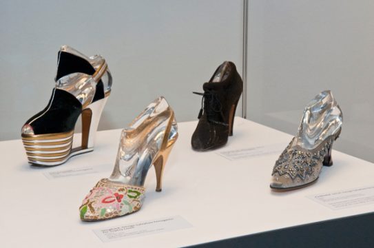 Vitrine mit Designer-Schuhen von Salvatore Ferragamo