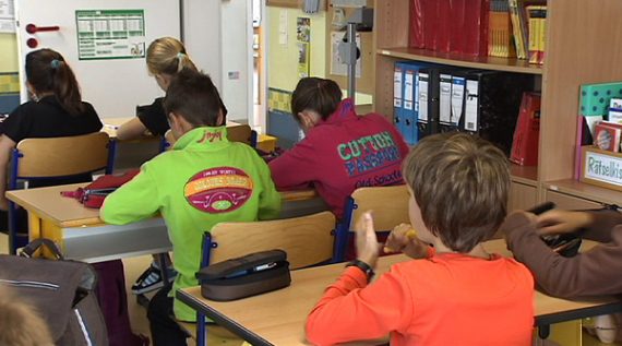 Schulklasse beim fleißigen Büffeln