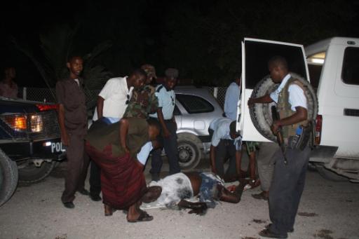 Polizisten umzingeln einen Leichnam nach einem Anschlag in Mogadischu