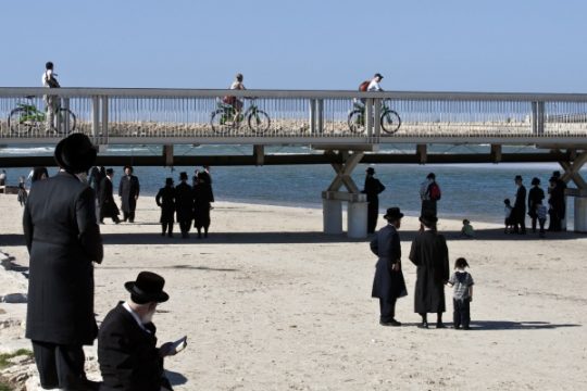 Ultra-orthodoxe Juden beten am Strand von Tel Aviv